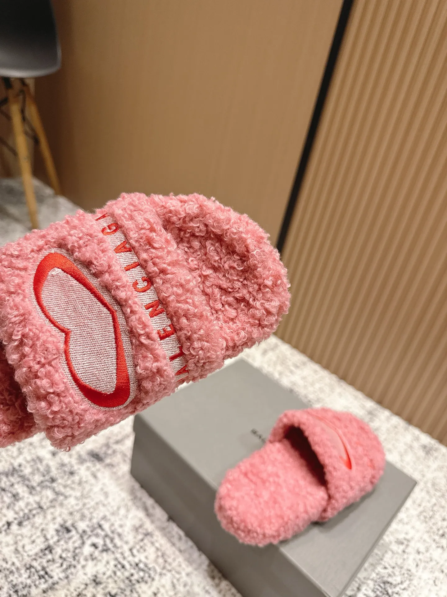 👟👟Ex-factory price 380👟👟 Top version BALENCIAGA~ Balenciaga fur mop with new Balenciaga political Campaign logo embroidery! A favorite among European and American celebrities, celebrities, and internet celebrities, the upper is exquisite, hand-sewn and threaded, fluffy and soft against the skin.  This can be worn all year round! Wear it with socks in spring, autumn and winter, or wear it alone in summer. It looks good and is comfortable. The upper is wide, showing your feet and calves, and stepping into it is like bare feet on a carpet. It really matches, wears, and looks so good. When you put it on, it looks casual and simple fashion. It has a high-end feel and is invincible when you go out on the street! Size: 35-40